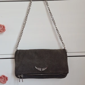 Zadig väska - Superfin zadig väska i grå mocka. Perfekt skick! Dustbag tillkommer. Man får även med 4 kedjor, en kort i silver och mocka, en lång i silver och mocka, en kort i tjockt silver, en lång i smalt silver. Detta är för att en bit av mockan bröts av i den korta kedjan så zadig gav mig 2 nya. Men de gamla går ju fortfarande att använda!😍 så härlig väska i perfekt storlek. Nypris runt 3250!