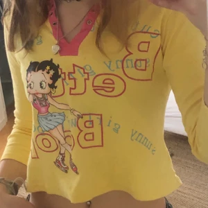 Betty Boop tröja - Jätte fin y2k Betty Boop tre-kvarts tröja. Köpt på plick men kom aldrig till mycket användning för mig. Passar bra på mig med S. Pris kan diskuteras Fråga gärna om ni undrar nåt❤️