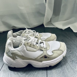 Adidas Orginals  - Små i storleken! Jag har vanligtvis 39.5 och tog 40.2/3 de satt perfekt. 