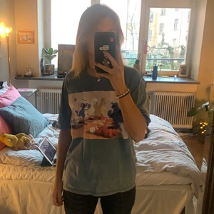T-shirt ifrån zara - Blåa tröja ifrån zara med mupparna (tror jag) som gör yoga. 
