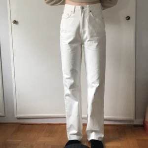 Rowe jeans Weekday - Säljer dessa snygga jeans från Weekday som kommer passa perfekt till vår och sommar! Storlek 27/34. Byxorna är aldrig använda bara testade. Jag är 177 och byxorna går ner till hälen. Köparen betalar frakt. 🌸🌼🌷🌺