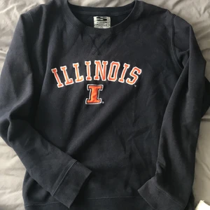 Collegetröja - Super snygg och skön tröja med as najs passform😍Står att det är en XL men sitter snyggt och inte för oversized på mig som är en XS/S☺️