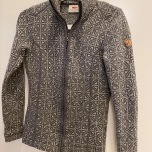 Fjällräven snowcardigan  - Stl XS. Fint skick. Sparsamt använd! 