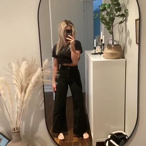 Svarta jeans - Svarta raka jeans från Zara. Sitter så sjuuuukt bra. Säljer då jag har så många svarta jeans. Kan inte beskriva nog hur bra dessa sitter. 