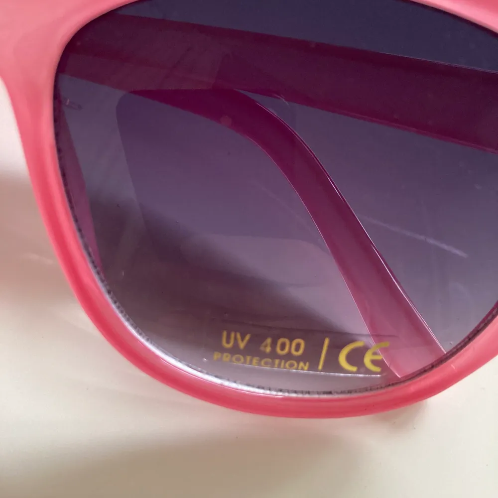 Säljer mina riktigt snygga glajjor i ”cat eye” modell. Snygg rosa färg. Glaset är med UV skydd. Tygpåse ingår.. Accessoarer.