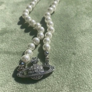 Trendig halsband - Trendigt halsband som är super fint, men kommer tyvärr inte till användningen. Frakten ligger på 12kr. Budgivningen sker vid fler intresserade. 