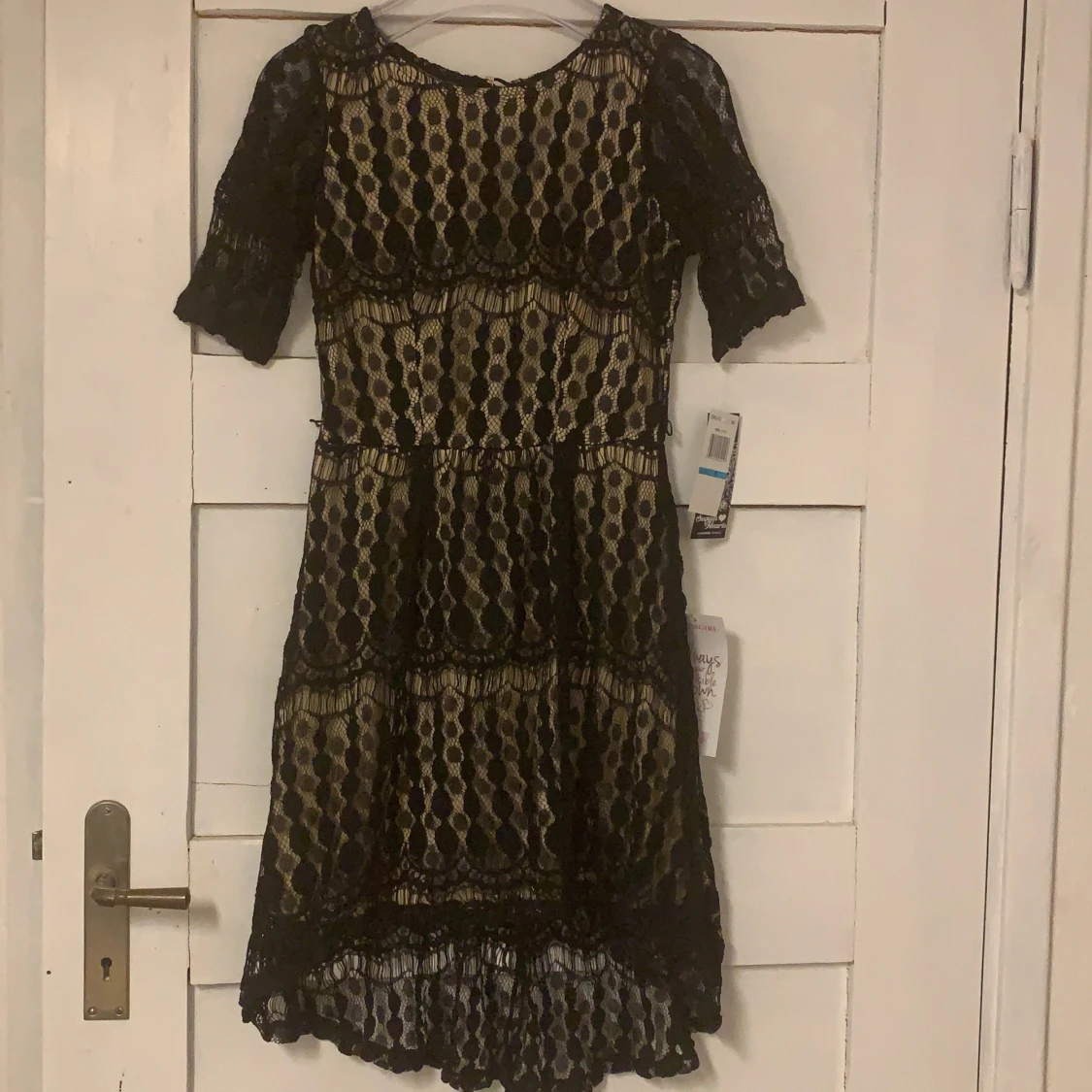 BEIGE KLÄNNING MED SVART SPETS STL 32-34