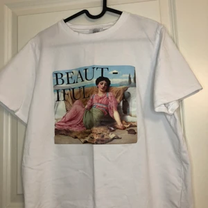 T-shirt från NAKD - En oversize T-shirt från nakd x donna romina kollektionen. Använd 1 gång. Nypris 299kr. Tjockt och riktigt bra kvalite.