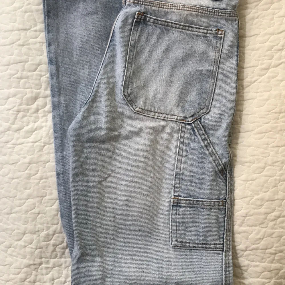 Raka Flare jeans från köpta från Brandy Melville. . Jeans & Byxor.