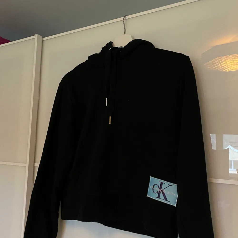 Svart croppad hoodie från Calvin Klein Jeans❤️strl xs men passar även mig som s!. Hoodies.
