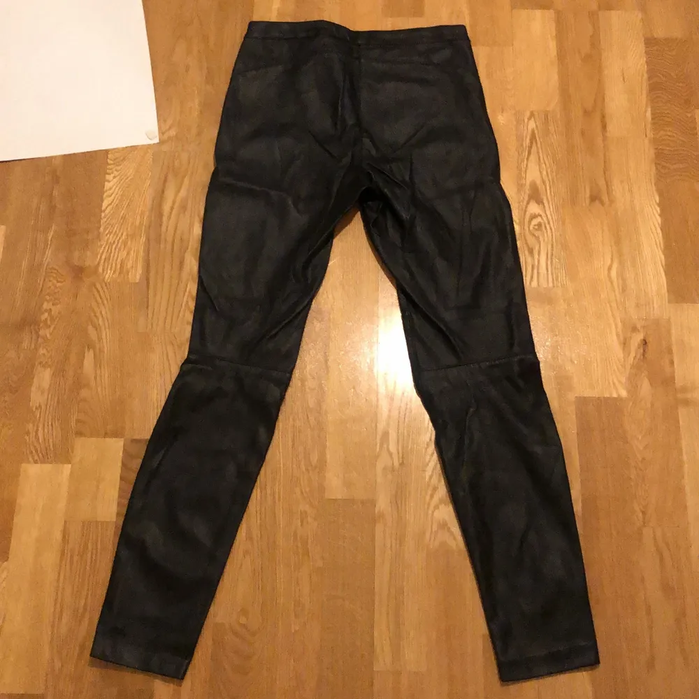 byxor i syntetiserat läder i svart. Jeans & Byxor.
