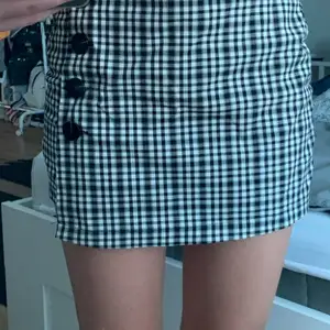 kjol med shorts där bak, bra kavlitet & använd ett par gånger. från bershka. dragkedja i baksidan och knappar framme som en liten detalj☺️