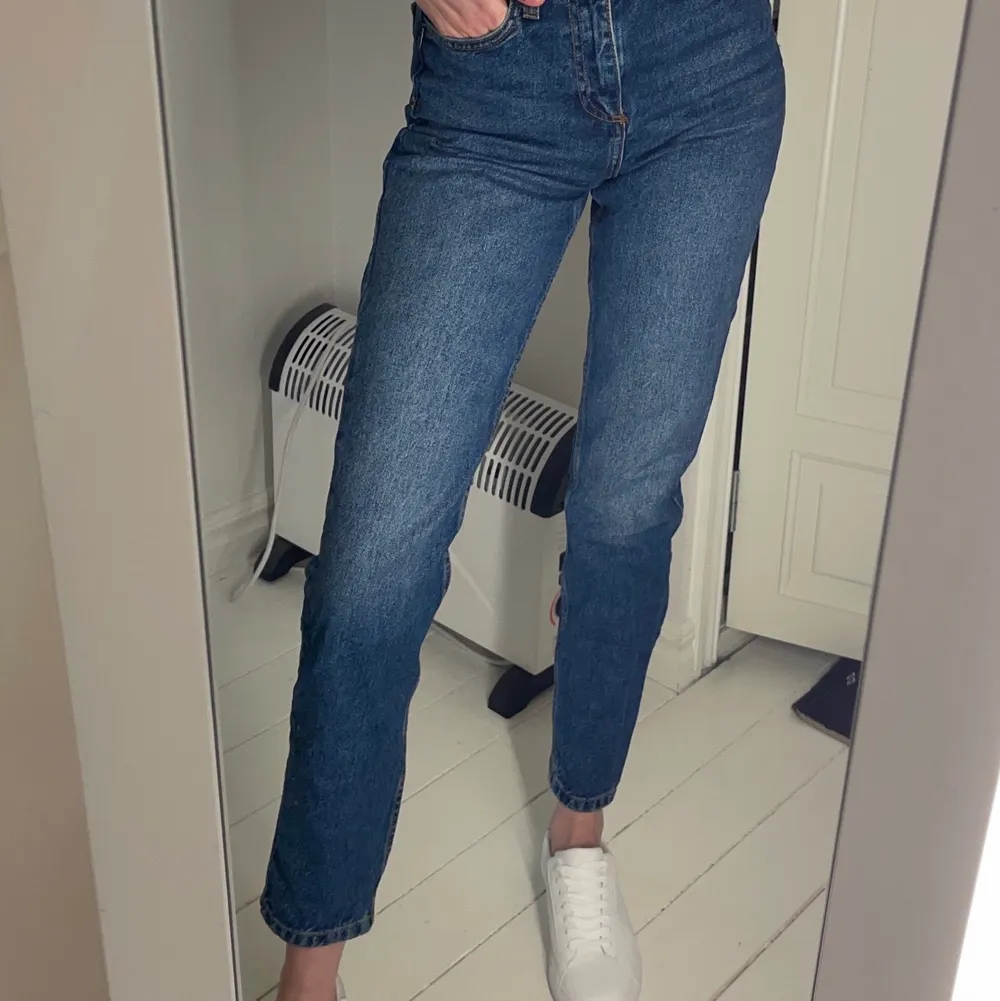 Snygga mom fit jeans från Urban outfitters i storlek 24W/32L! Tyckt om modellen mycket och i fortfarande i gott skick. Jeans & Byxor.