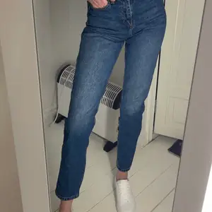 Snygga mom fit jeans från Urban outfitters i storlek 24W/32L! Tyckt om modellen mycket och i fortfarande i gott skick