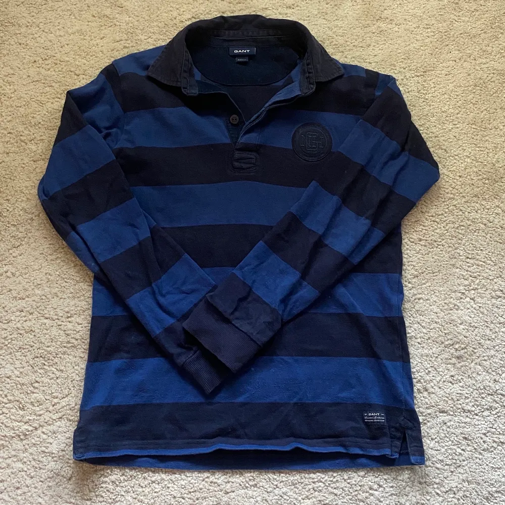 Super söt blå/svart tröja med krage🥰                                             Jag har valt att knyta den där bak på de två första bilderna!         (Frakt tillkommer på 48kr)💕. T-shirts.