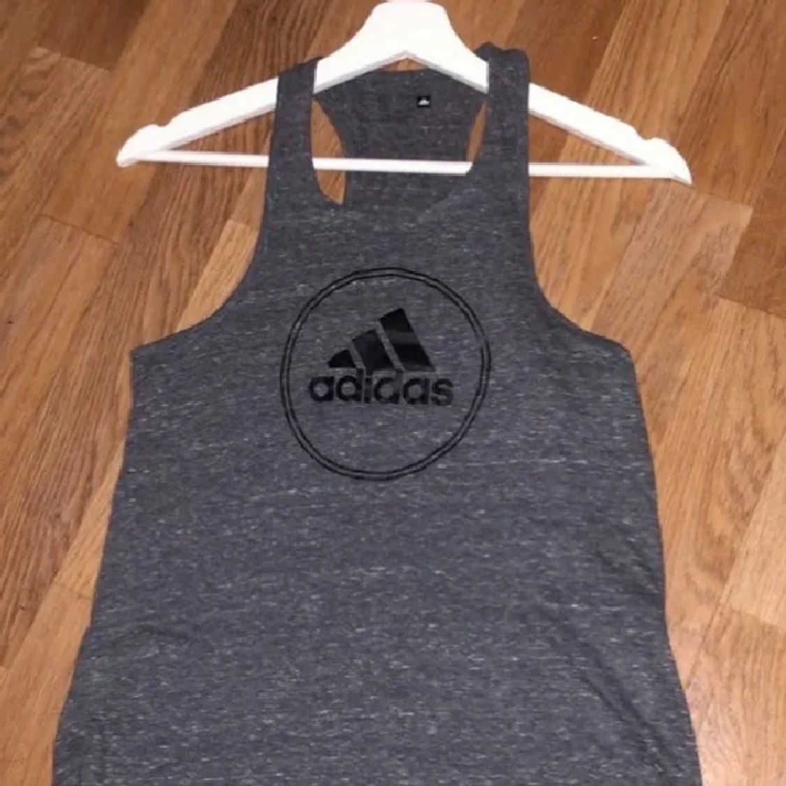Grå adidas linne