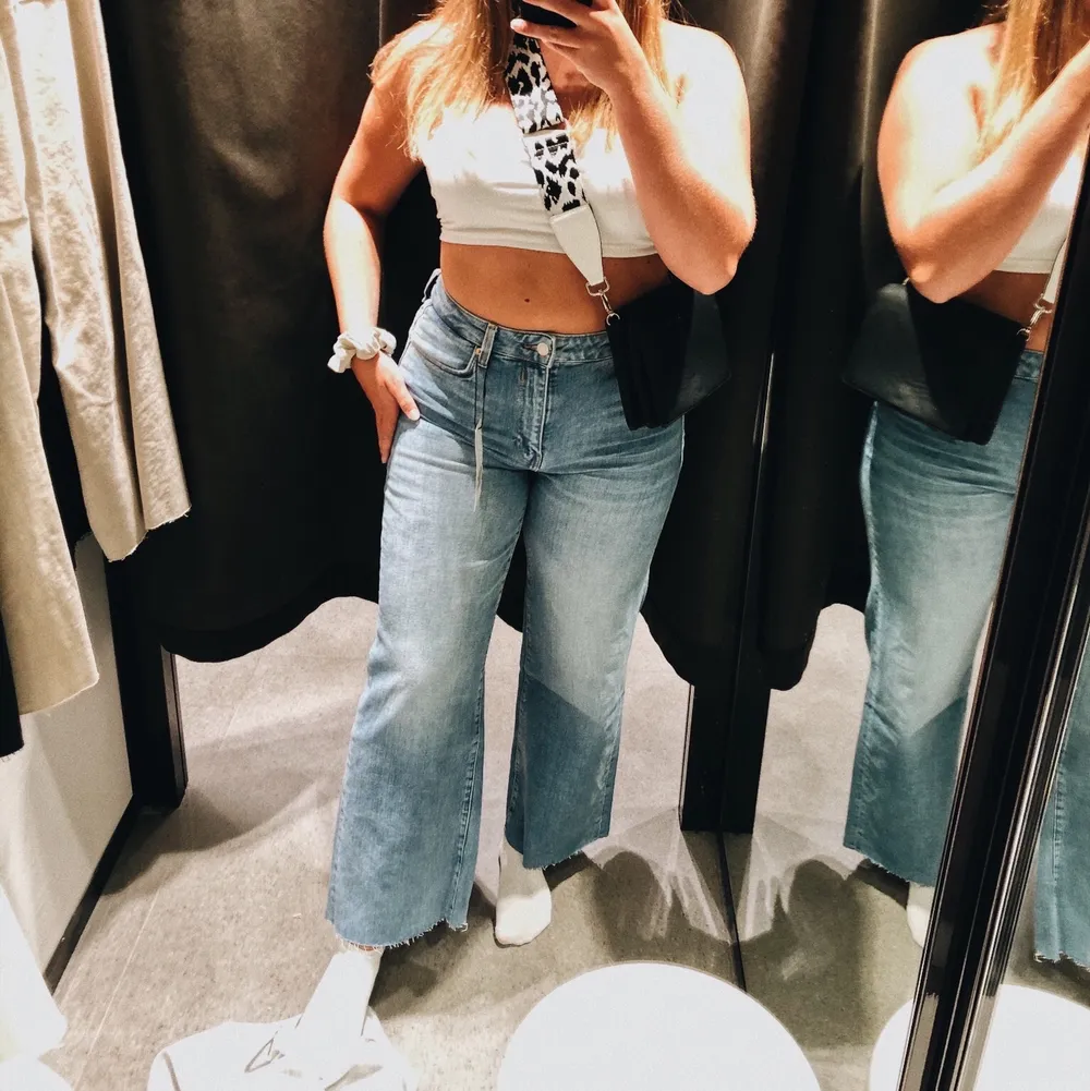 Snygga mom jeans från Zara i storlek 40, sitter superfint på och är bra i storleken. Inget fel på dessa byxor. Jag älskar dessa jeans men tyvärr är dem lite för korta för mig och därför säljer jag dem. Jag är 164cm lång. 250kr + frakt. Jeans & Byxor.