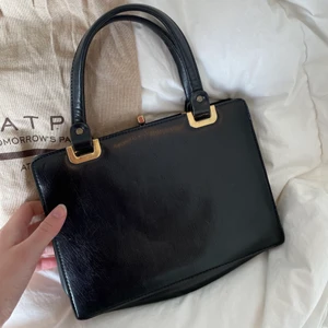 Svart handväska - Snygg väska som passar till allt. Torkas av och smörjs in vid affär. Priset är diskuterbart ❣️❣️