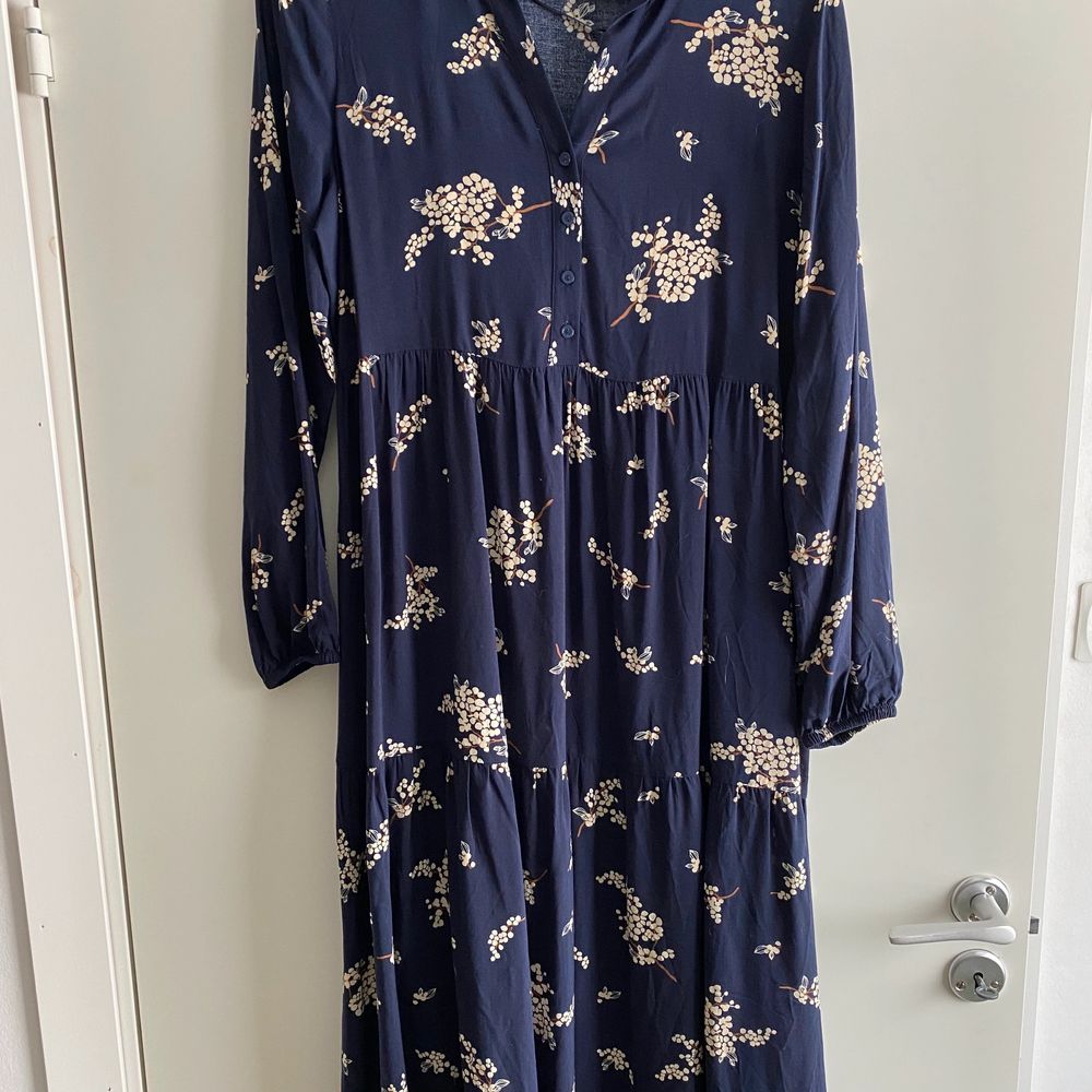 Blommig ny klänning | Plick Second Hand