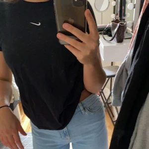 Svart Nike t-shirt - Så fin tröja som jag köpte från Nike i somras. Den är sparsamt använd och i bra skick. Den är S och den sitter bra på mig. 