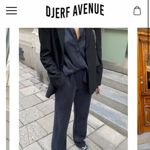 DJERF AVENUE byxor  - Slutsålda svarta byxor från Matilda Djerfs klädmärke! Beställde fler storlekar och det var väldigt krongligt att skicka tillbaka så tänka kolla om någon här var intresserad först! Byxorna är i storlek XL och är helt nya bara uppbackad från paketet🎀💗