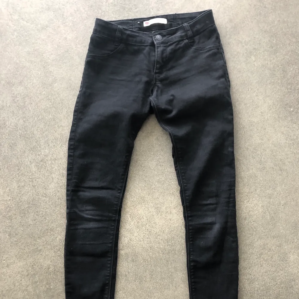 Svarta Levis stretchjeans, modell 710, super skinny. Storlek 14år 250kr, ev frakt tillkommer. Jeans & Byxor.