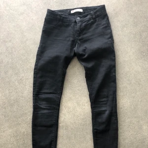Levis jeans - Svarta Levis stretchjeans, modell 710, super skinny. Storlek 14år 250kr, ev frakt tillkommer