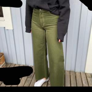 Ett par gröna jeans från Monki! De har vita sömmar och är fransiga längst ner! De är i storlek xs! (lånade bilder)! Gratis frakt!