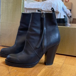 Acne colt boots - Säljer ett par Acne colt boots i svart läder, storlek 38 som är lite stora i storleken! Skriv för fler bilder⚡️ Köpta för ca 3500kr💫
