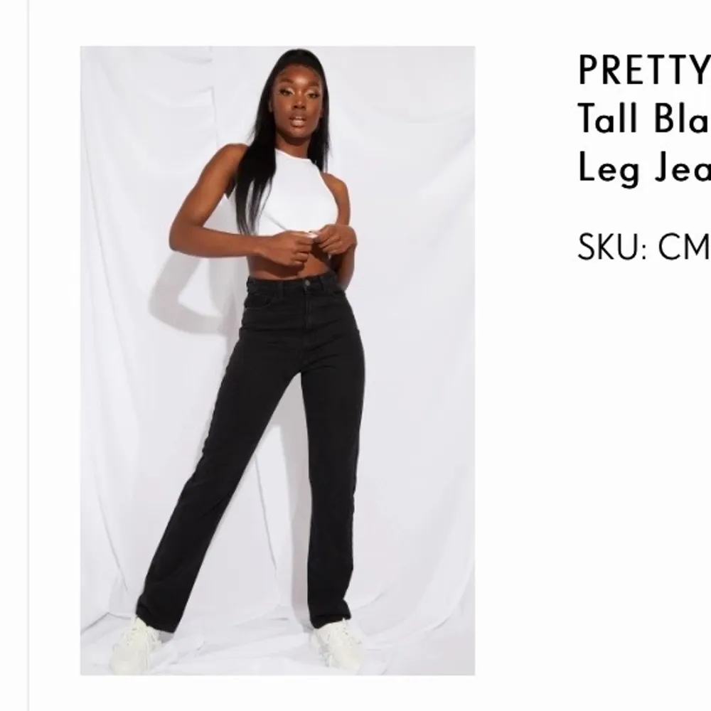Pretty Little Thing svart jeans - straight leg - Används aldrig och prislappen fortfarande på 💘 modellen är 172 cm 💕 om många är intresserad så blir det budgivning 🤎 180kr + frakt. Jeans & Byxor.