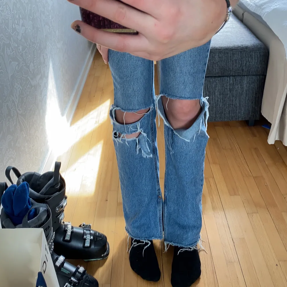 As snygga jeans med slits där nere som tyvärr har blivit lite tighta på mig! Storlek 36 och jag är ca 177💓 går bra att buda!. Jeans & Byxor.