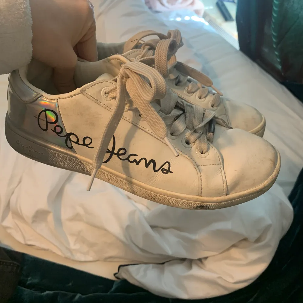 Snygga och coola sneakers ifrån pepe jeans med text på sidan av skon och silvrigt där bak storlek 40, dom tvättas såklart innan dom skickas iväg och skriv för fler bilder, buda i kommentarerna💕💕. Skor.