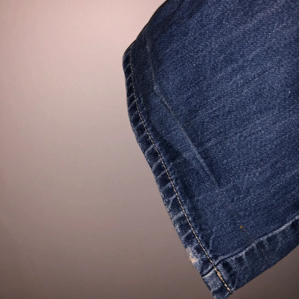Lågmidjade vintage jeans från United Colors of Benetton i bra skick. Jeansen har längst ner slitning från uppvikning men är utöver det i bra skick, så fina och supertrendiga just nu. Står strl 40 men är för små på mig som är 36. Jeans & Byxor.