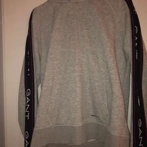 Grå Gant hoddie - En grå Äkta gant hoddie i storlek S. Sällan använd och funkar i nyskick