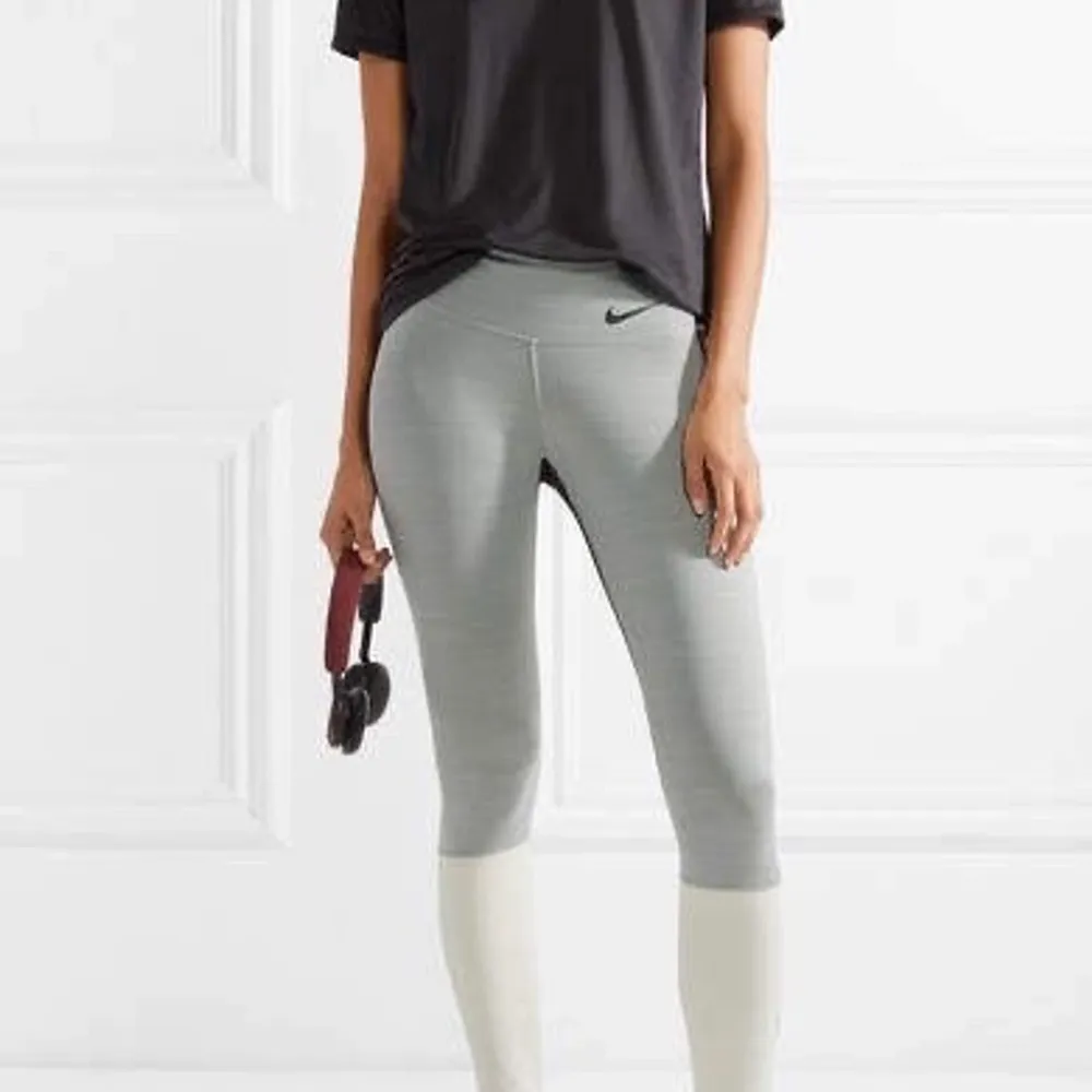  Skitsnygga leggings som sitter som ett SMÄCK. Knappt använda.  Slutsålda överallt. 150kr med frakten inräknad!. Jeans & Byxor.