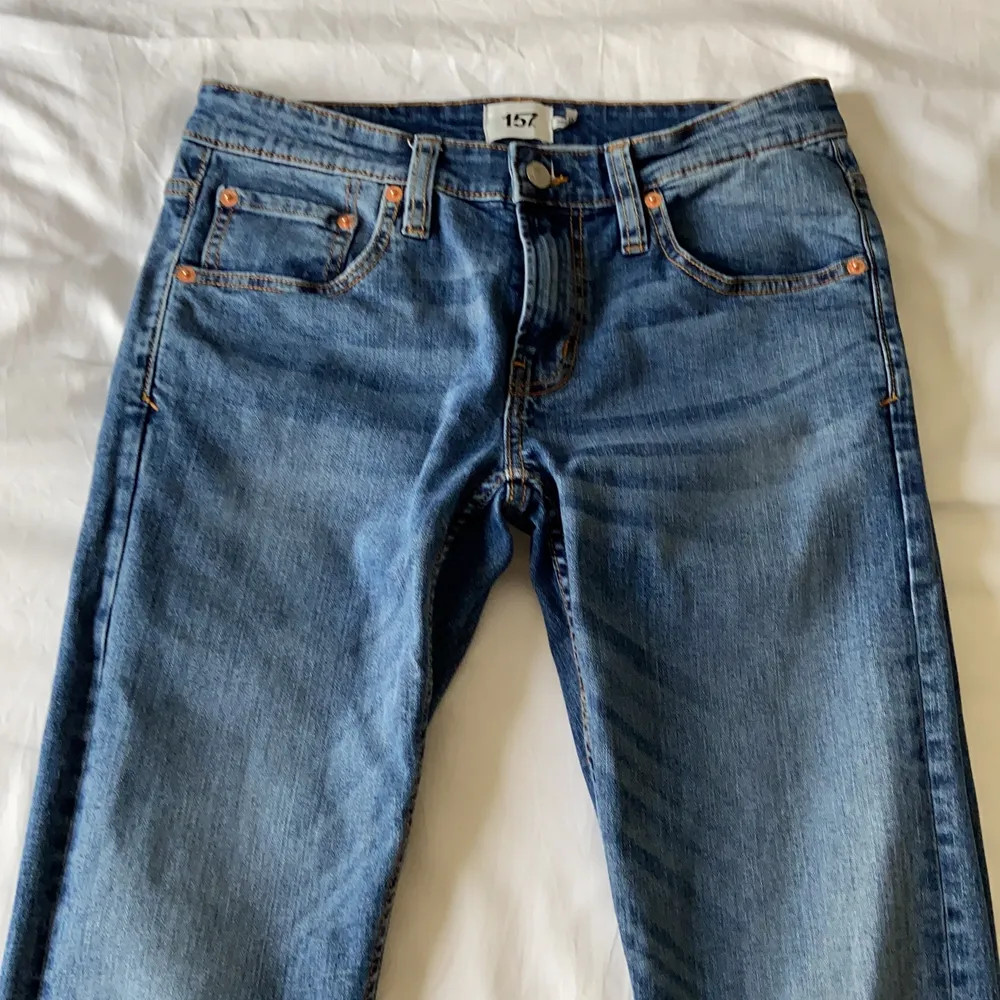 Mörkblå jeans från lager 157. Jeansen är k strl. M och jag är 175cm. De är bra i längden men för tighta. Jeansen är använda men i bra skick. Bor i Norrköping och kan mötas upp, annars står köparen för frakten. Pris kan diskuteras. Jeans & Byxor.