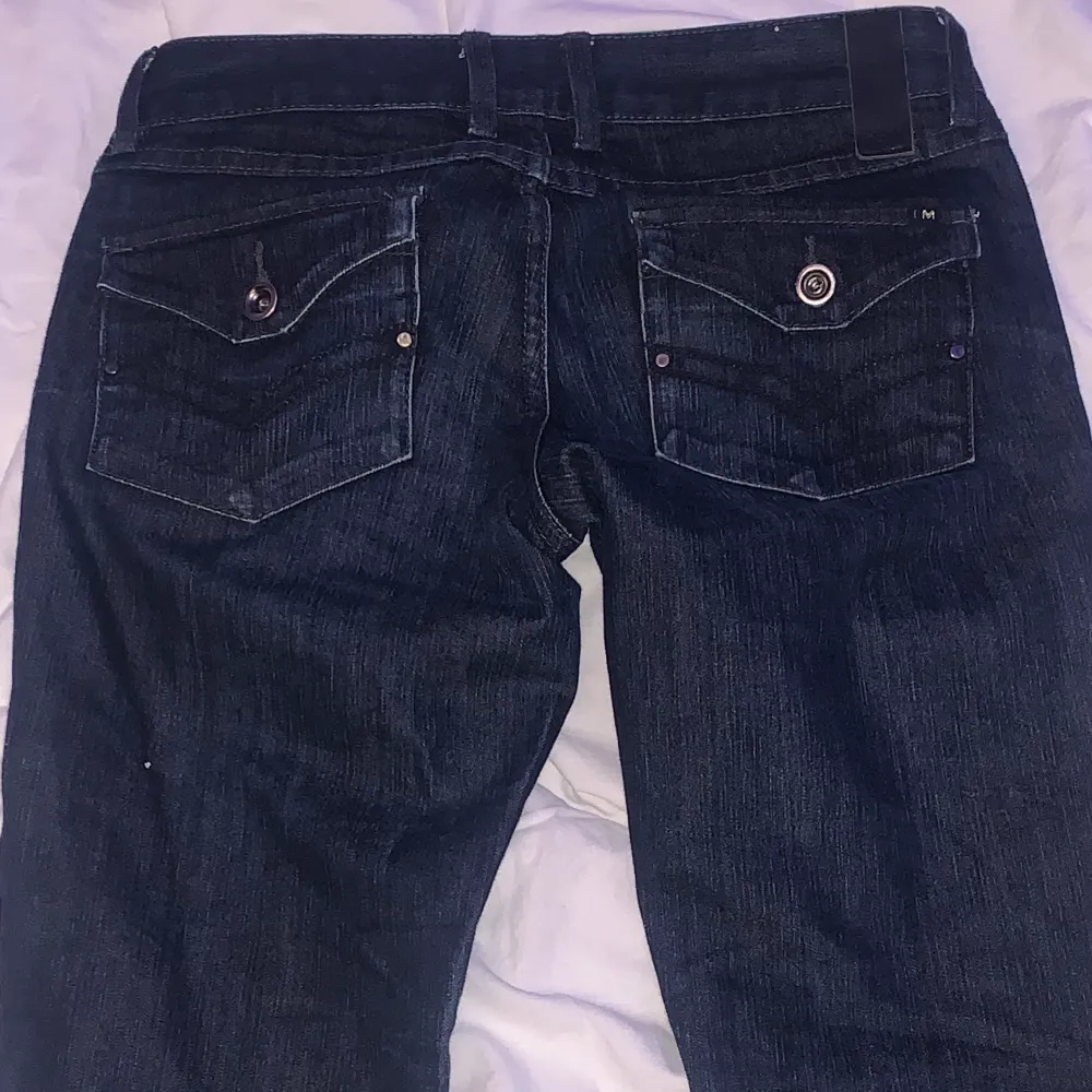 (Smuts på spegeln)sNYGGA lågmidjade jeans med tvär fina bakfickor. Sitter super runt rumpa/lår på mig och påminner mke om true religion jeans. Secondhand men knappt änvända och endast 1 gång av mig och de är verkligen i toppskick. säljer då jag har ett par liknande från true redan, De är perfekt längd för mig som är 163(d går över skon).  Kommer starta en budgivning strax som avslutas Sön 4/4, skriv vid frågor pk💕. Jeans & Byxor.