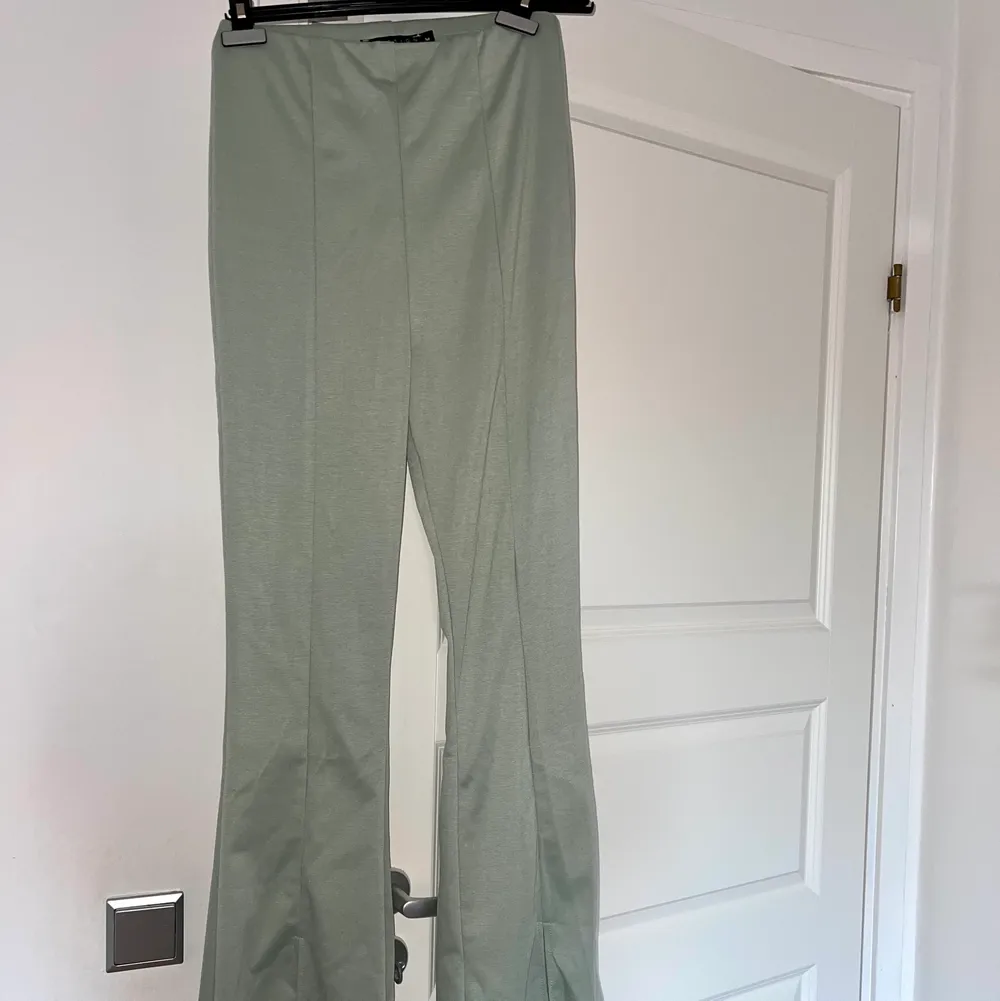 Gröna utsvängda kostym byxor med slits. Dem är oanvända och i Tall modell. (Funkar på medellängd med).  HAR 2 STORLEKAR: 38 & 40. Jeans & Byxor.