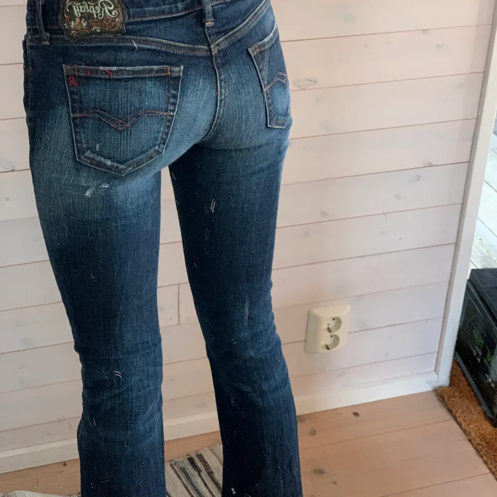 Assnygga lågmidjade replay jeans med snygga detaljer, säljer då dem är lite korta på mig ( är 169 med långa ben) . Dem svänger ut lite där nere och är rätt så små i storleken, frakt tillkommer!💓💓💓. Jeans & Byxor.