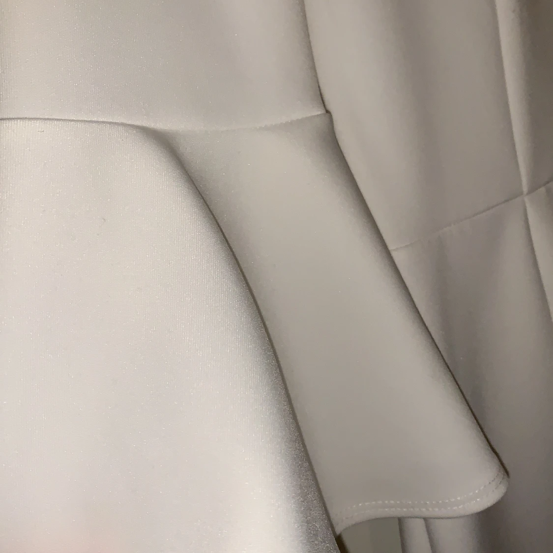 Vit klänning med volangarmar - 91