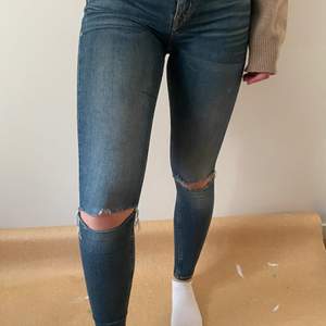 slim jeans, gråblå färg, sitter skönt, bra skick, hål på knäna