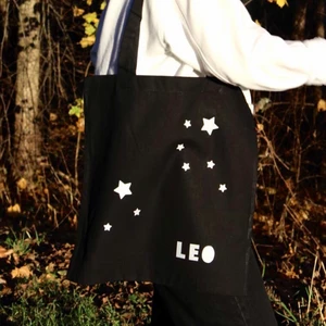 TYGKASSE MED STJÄRNTECKEN - Mitt UF-företag säljer personliga tygkassar med alla stjärntecken i reflex!! Finns även som Karlavagnen. Se alla kassar på vår instagram ”lysandekassenuf”. Fraktkostnad 25kr oavsett hur många kassar man köper💛 10kr av priset går till Min Stora Dag!!