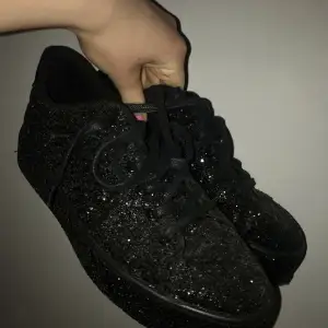 Svarta glittriga skor från CoBler. Använda max två gånger, som nya! Nypris 899:- 