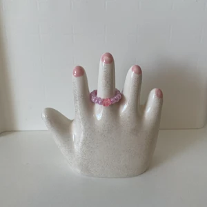 Rosa ring 🌸 - Rosa ring med en blomma i mitten 🌸