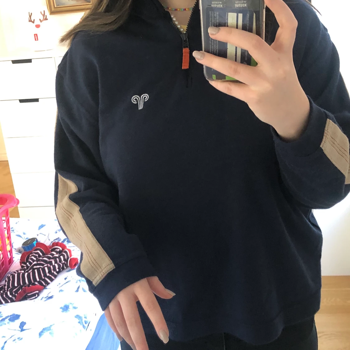 blå tröja med dragkedja