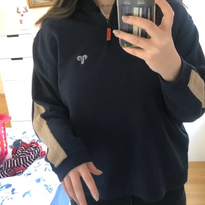 blå tröja med dragkedja  - blå tröja med dragkedja, köpte den second hand för 150 