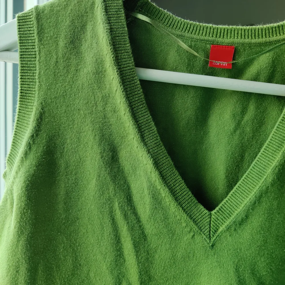 jättejättejättefin sweater vest köpt secondhand! den är i världens finaste gröna färg, bild 1 visar färgen bäst. säljer pga kommer tyvärr inte till användning. den är i nyskick och i jättefin kvalité. det står ingen storlek men skulle säga att den är s.. den sitter lite oversize på mig som vanligtvis har xs/s i kläder. frakt tillkommer💚. Toppar.