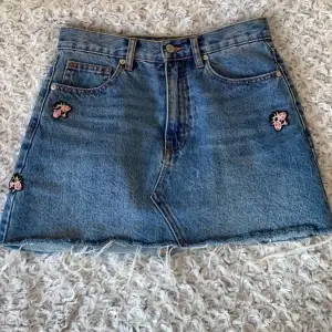 Jeanskjol från PULL&BEAR i storlek S, men skulle dock vilja säga att den mer är en Xs. Använd fåtal gånger. Tveka inte på att kontakta mig vid frågor eller om fler bilder önskas 💕💕