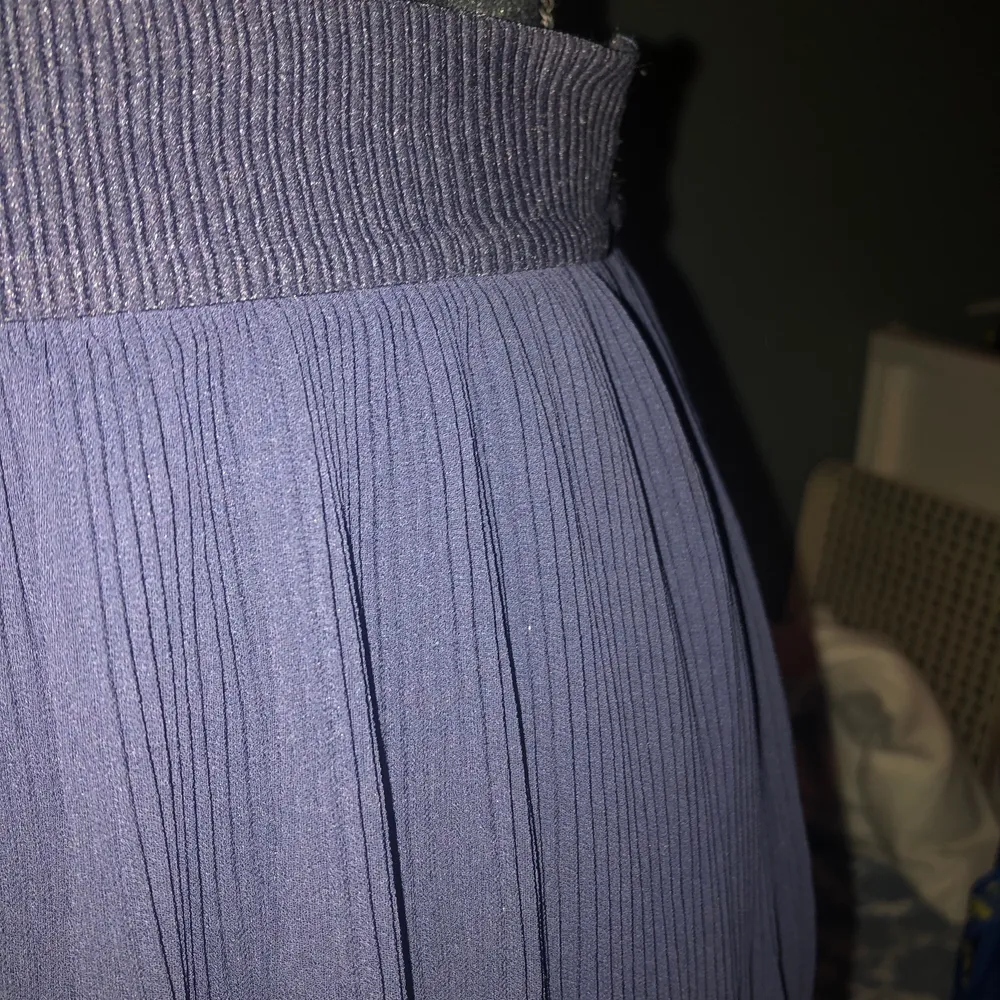 En HELT oanvänd kjol (prislappen är kvar som mannan se på bild 3). Denna är likadan som den sagegreen den är dock mörkblå. . Kjolar.