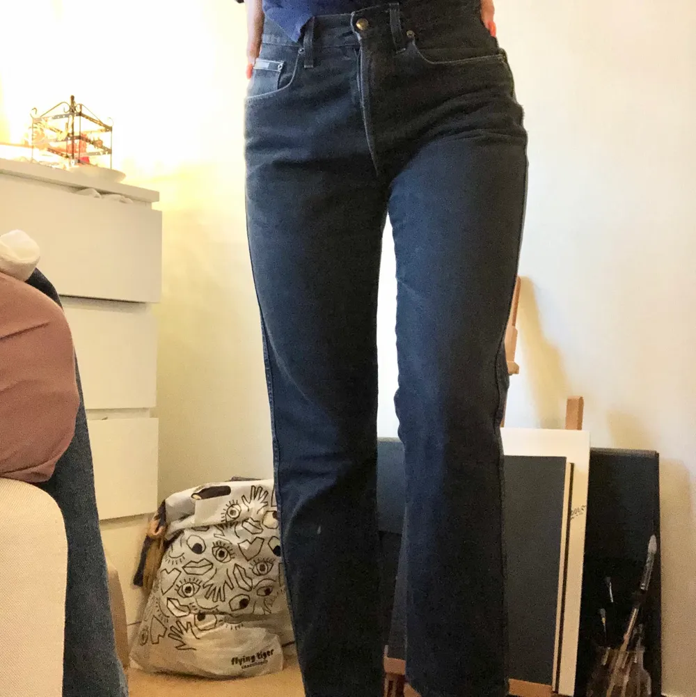Vintage moschino jeans!🤩 Har använt dem ett tag men får tyvärr inte användning för dem längre. Den är i gott skick förutom lätt slitning på insida lår. Det är knappar i gylfen. Jeans & Byxor.